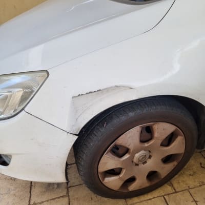 נזק לפגוש ולצבע ברכב לבן