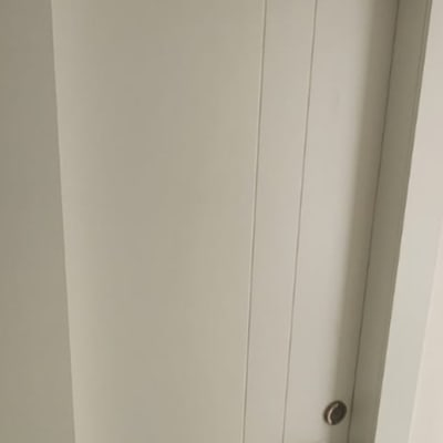 דלת לבנה עם ידית מתכת כפולה