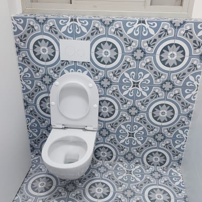 אסלה עם אריחים מעוצבים בחדר אמבטיה