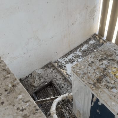 מזגן מלוכלך עם לכלוך ואבק סביבו