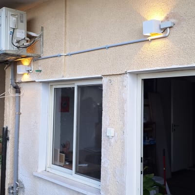 יחידת מזגן מותקנת על קיר חיצוני עם חיווט חשמלי