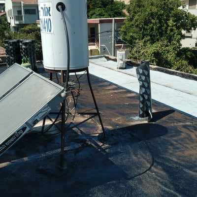 גג עם קולטי שמש ודוד מים, עבודה בתחום האיטום