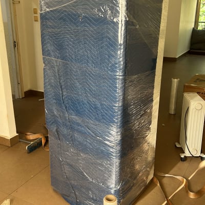 ארון עטוף בניילון לעטיפה והובלה