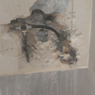 צינור מים חשוף בקיר שבור