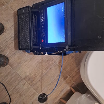 מכשיר איתור נזילות עם מסך ומקלדת בשירותים