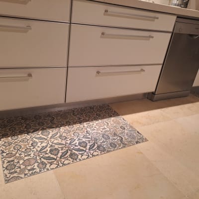 ארונות מטבח לבנים עם ידיות מתכת ומדיח כלים