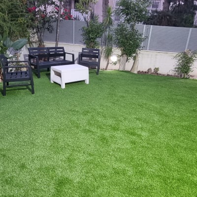 גינה עם דשא סינתטי וריהוט גן