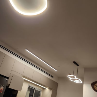 תאורה מותקנת בתקרה במטבח מודרני