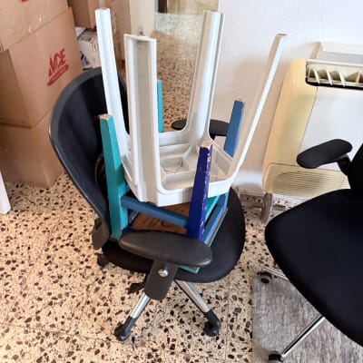 קרטוני אריזה וכיסאות ארוזים ומסודרים לקראת הובלה