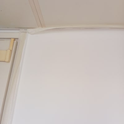 קיר צבוע עם מסקינג טייפ בפינה