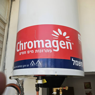 דוד שמש מותקן על קיר עם צינורות חיבור