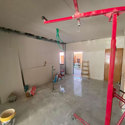 חדר בשיפוץ עם ציוד בנייה וכלי עבודה