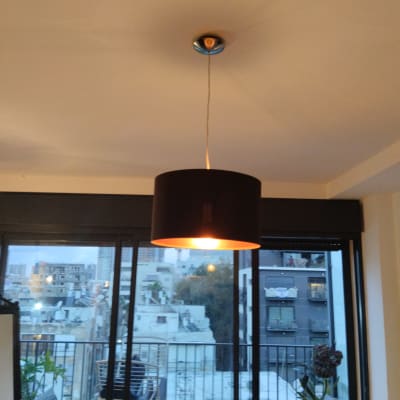 מנורה תלויה מהתקרה עם אהיל שחור