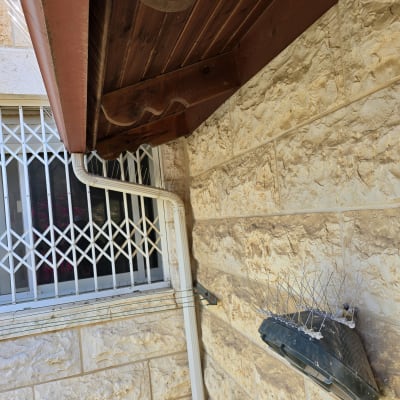 דוקרנים למניעת יונים על מתקן חיצוני