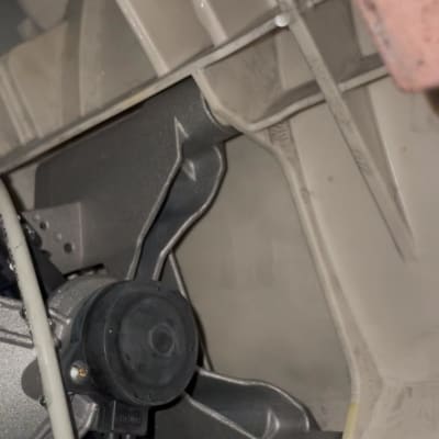 חלקי מכונה עם חוטים ומנוע חשמלי