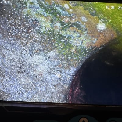 צילום של צינור עם סימני חלודה ונזילה