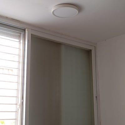 תאורה עגולה מותקנת על תקרה לבנה