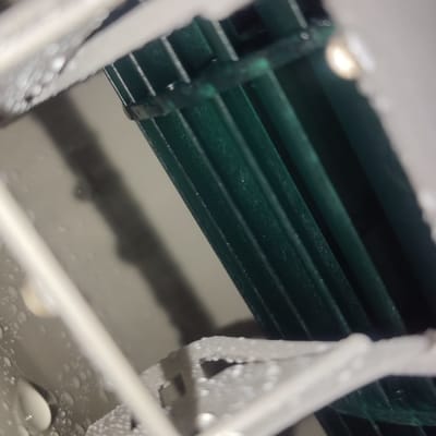 תמונה של חלק פנימי של מזגן עם טיפות מים