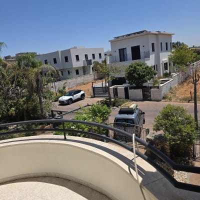 נוף של שכונת מגורים עם בתים ורכב חונה