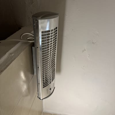 מאוורר קיר מותקן על קיר בחדר