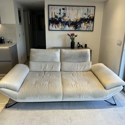 ספה נקייה בחדר מגורים עם תמונה על הקיר