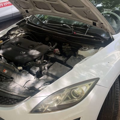 מנוע רכב פתוח עם מכסה מנוע מורם