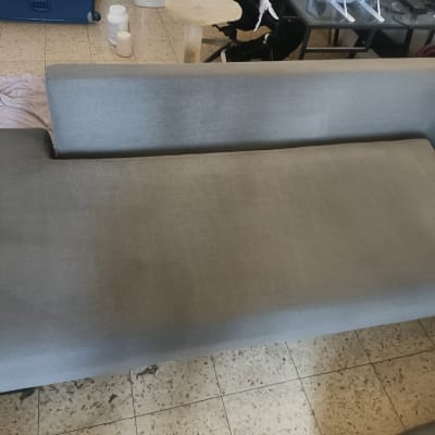 ספה אפורה לאחר ניקוי על רצפת אריחים