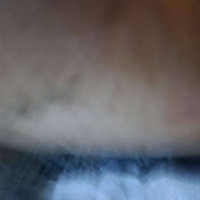 תמונה מטושטשת ללא פרטים ברורים של אינסטלטור