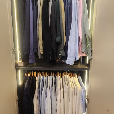 ארון בגדים מסודר עם חולצות על קולבים