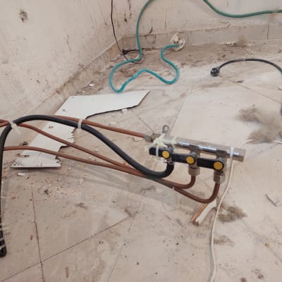 צינורות גז ומחברים על רצפה מלוכלכת