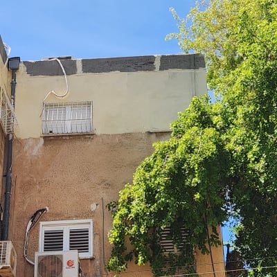 יחידת מיזוג אוויר מותקנת על קיר חיצוני של בניין