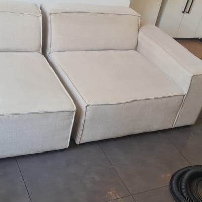 ספה נקייה עם דלי ירוק וציוד ניקוי