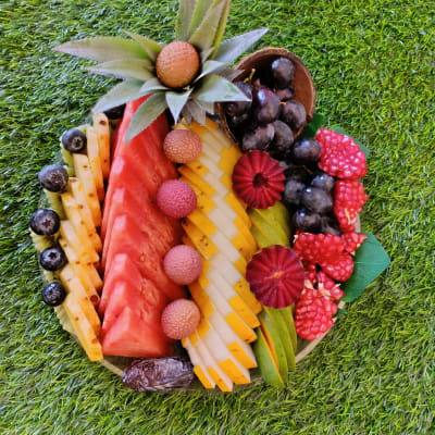 מגש פירות מעוצב על דשא ירוק