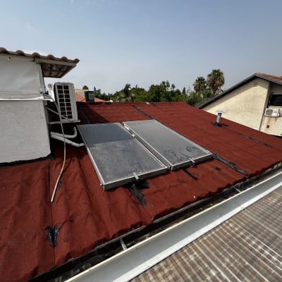 גג עם לוחות סולאריים ואיטום גג