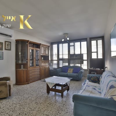 סלון מרוהט עם שם עסק על הקיר