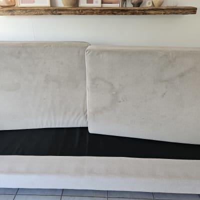 ספה עם כתמים על הריפוד