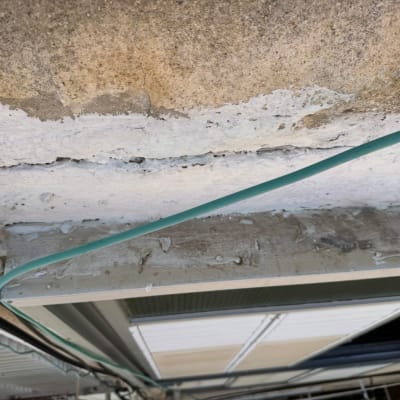 תקרת בטון עם חוטים ותיקוני איטום