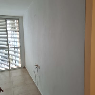 קיר צבוע עם חוטים חשמליים תלויים