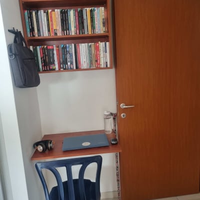 שולחן עץ קטן עם מדף ספרים מעליו