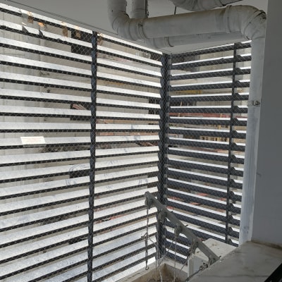 רשת מתכת למניעת כניסת יונים במרפסת