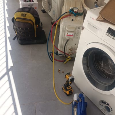 ציוד ומזגנים על רצפת מרפסת תחת מדרגות