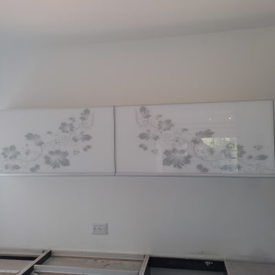 ארונות מטבח עם דלתות זכוכית מעוטרות בפרחים