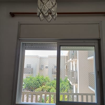 רשת על חלון למניעת כניסת יונים