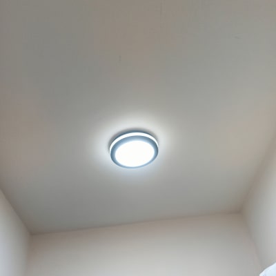 תאורה עגולה מותקנת בתקרה מוארת