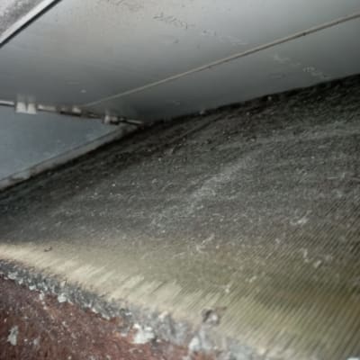 פילטר מזגן מלוכלך עם אבק ולכלוך