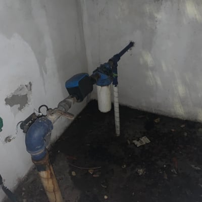 צנרת ומד מים באזור תחזוקה