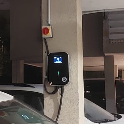 עמדת טעינה לרכב חשמלי עם כבל מחובר