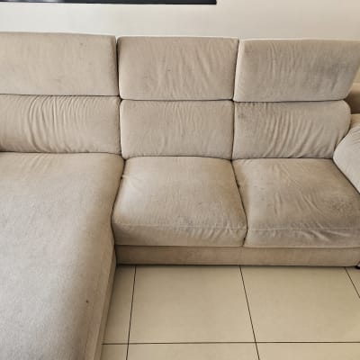 ספה בהירה עם כתמים על הריפוד