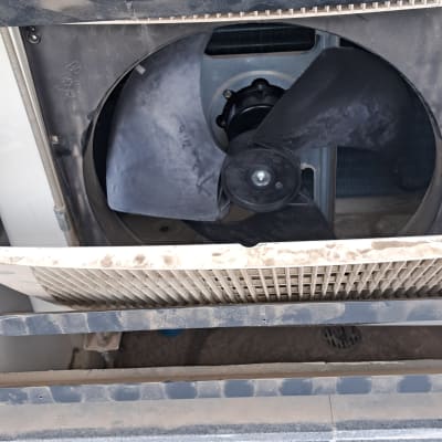 מאוורר של מערכת מיזוג אוויר עם גריל מתכת