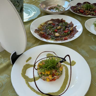 מנות גורמה מעוצבות על שולחן ערוך